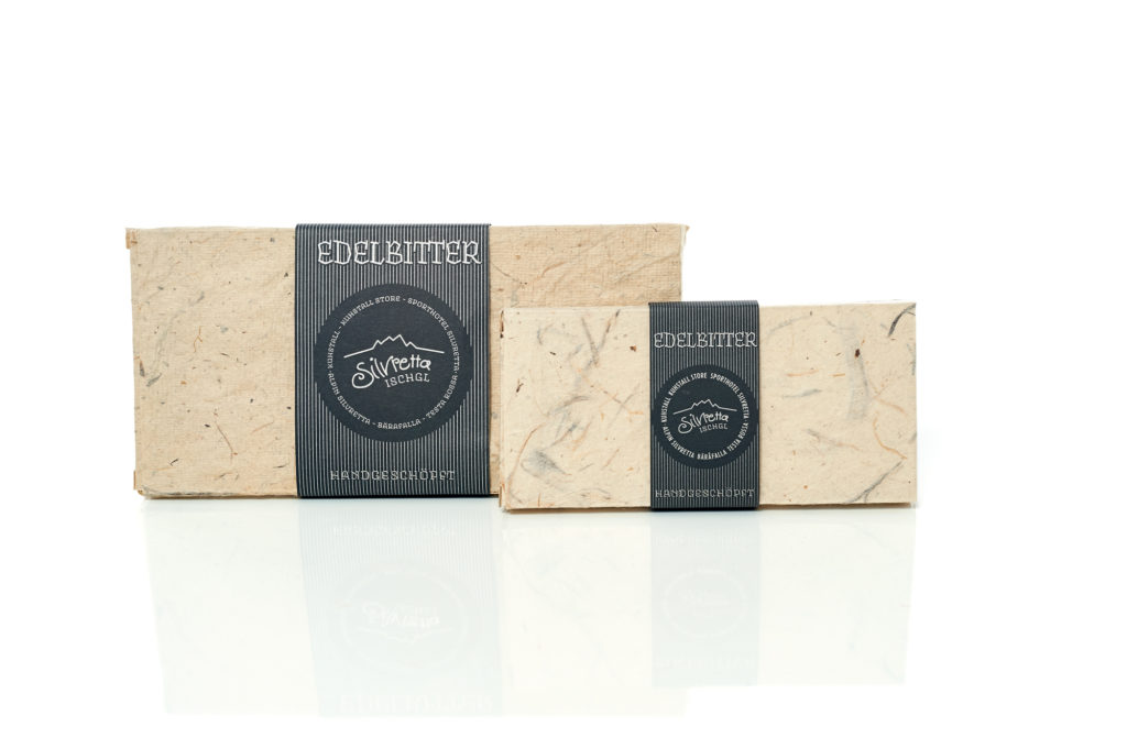 Edelbitter Schokolade Verpackung aus handgeschöpftem nepalesischem Himalaya Papier. Gestaltung Hagen Julian