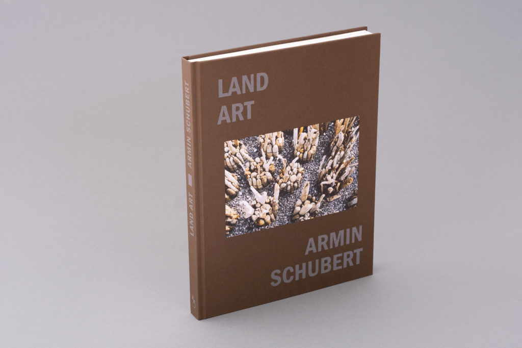 Land Art Kunstbuch des Vorarlberger Künstlers Armin Schubert. 160 Seiten, Hardcover, Bucher Verlag. Umfangreiche Werkschau und Überblick über die Land Art Projekte Schuberts